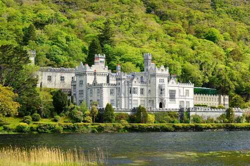 Kylemore Abbey, a Benedictine monastery founded on the grounds of Kylemore Castle, in Connemara, Ireland / Irina Belcikova, MNStudio - stock.adobe.com Kylemore Abbey, a Benedictine monastery founded on the grounds of Kylemore Castle, in Connemara. Famous tourist attraction in County Galway, Ireland.